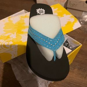 Women’s brand new in box yellow box flip flops 8 Turquoise